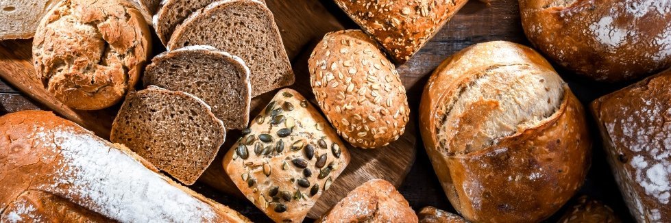 Brot & Brötchen liegen zusammen. 