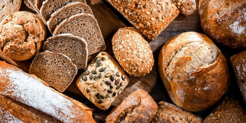 Brot & Brötchen liegen zusammen. . Artikel "Getreide-ABC: Gluten" öffnen.