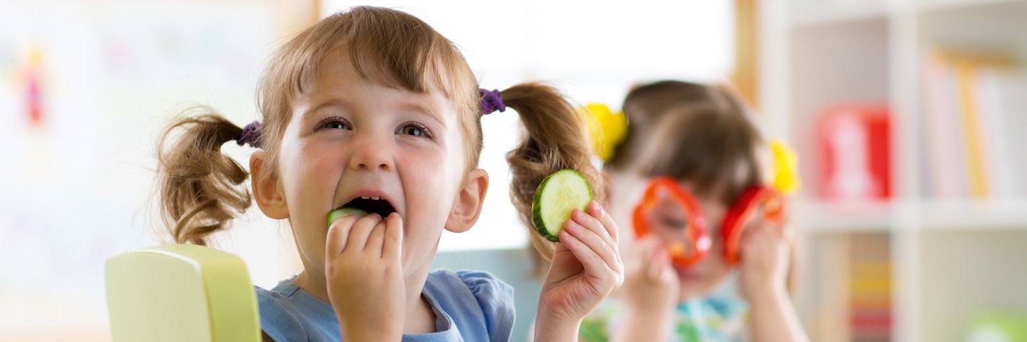 Kita-Kinder essen Rohkost