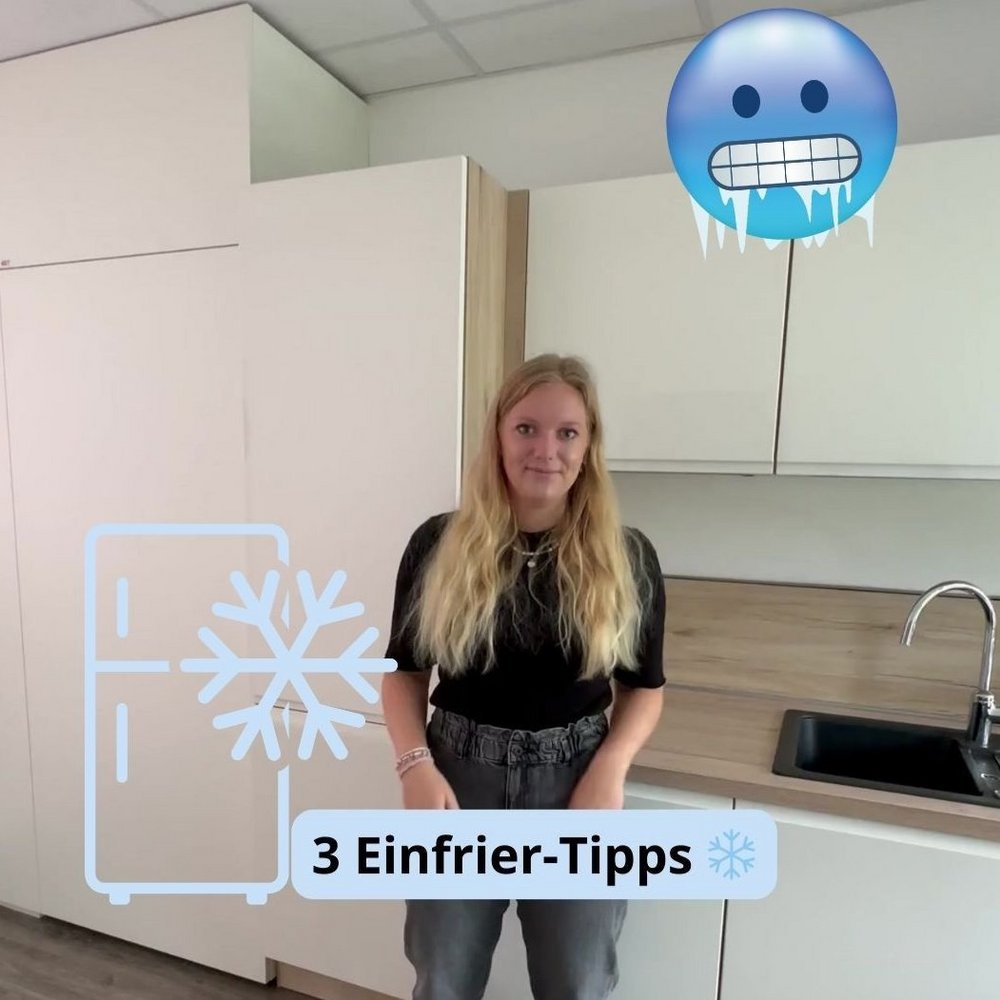 Blonde junge Frau in einer Küche und Text "3 Einfrier-Tipps"