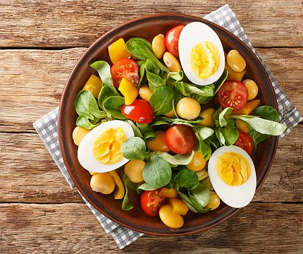 Salat mit Tomaten, Eiern und Lupinen