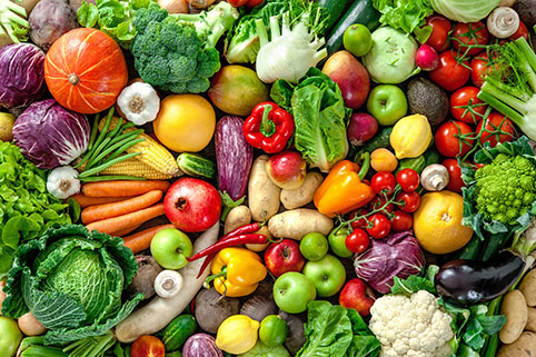 Viele verschiedene Sorten Gemüse und Obst, wie zum Beispiel Paprika, Blumekohl, Brokkoli, Fenchel, Kohlrabi, Äpfel, Mago