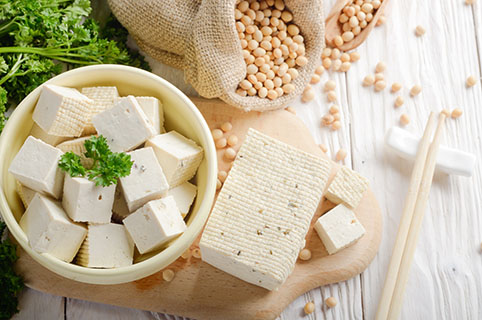 Weißer Tofu in Würfel geschnitten, Soja-Bohnen in einem Säckchen
