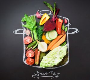 Auf Tafel gezeichneter Kochtopf mit rohem Gemüse