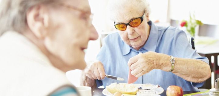 Zwei ältere Damen sitzen beim Frühstück an einem Tisch