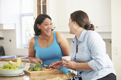 Zwei Frauen in der Küche beim Essen zubereiten