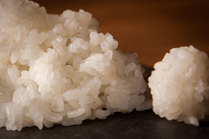 Sushi-Reis mit glänzenden Reiskörnern – vor dem Kochen gewaschen