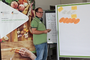 Mann vor Roll-up und Flipchart