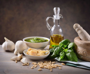 Zutaten für Pesto alla Genovese: Knoblauch, Pinienkerne, Olivenöl, Basilikum, Parmesan