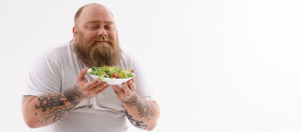 Mann hält Schale mit Salat in den Händen