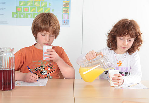 Zwei Kinder testen Getränke