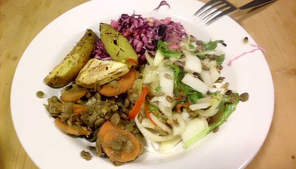 Teller mit Gemüsegericht, solidarische Küche Kassel