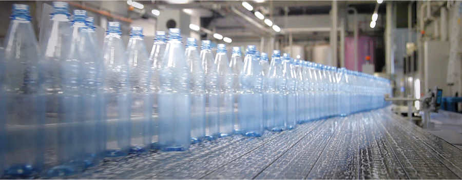 Leere PET-Flaschen auf dem Fließband vor der Reinigungsmaschine