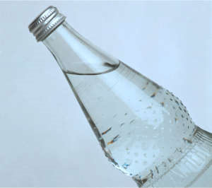 Perlenflasche aus Glas mit Mineralwasser