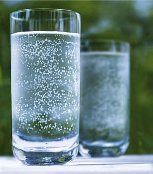 zwei Gläser gefüllt mit Mineralwasser