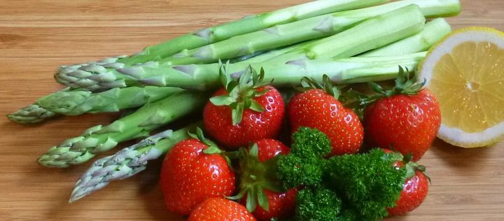 Zutaten für Spargel-Erdbeer-Salat