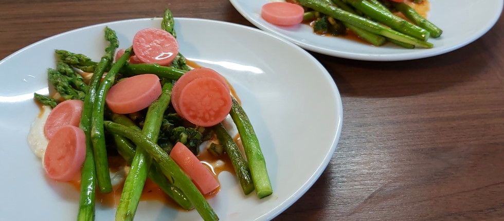 Vorspeise der Bioexpedition: GrünerSpargel mit marinierten Radieschen