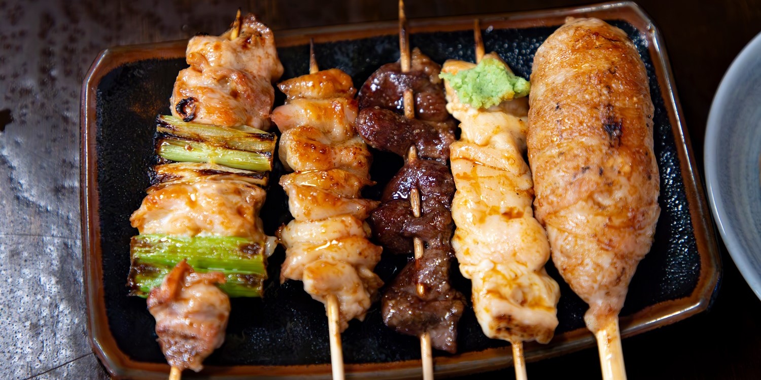 Fünf verschiedene japanische Yakitori-Spieße mit Hähnchen, Fisch, Tofu und Gemüse.. Artikel "Eine Grill-Reise um die Welt" öffnen.