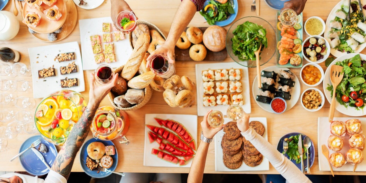 Auf einem Tisch steht eine bunte, vielfältige Auswahl an Gerichten mit und ohne Fleisch. . Artikel "Die Zukunft des Fleischkonsums" öffnen.